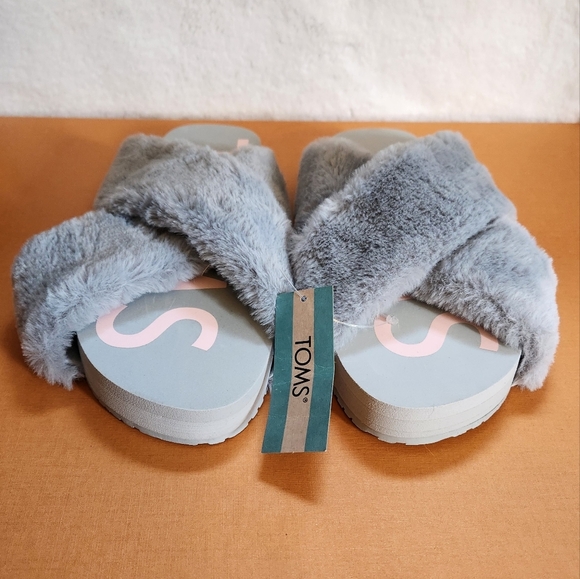 NWT Tom's Fuzzy Slip Ons - Picture 8 of 9